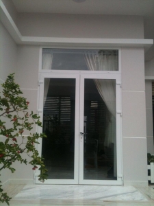 Dán kính cách nhiệt.